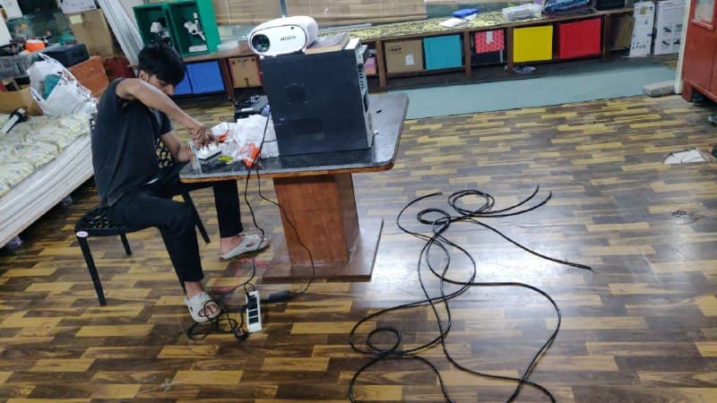 Ali is preparing extension boards.